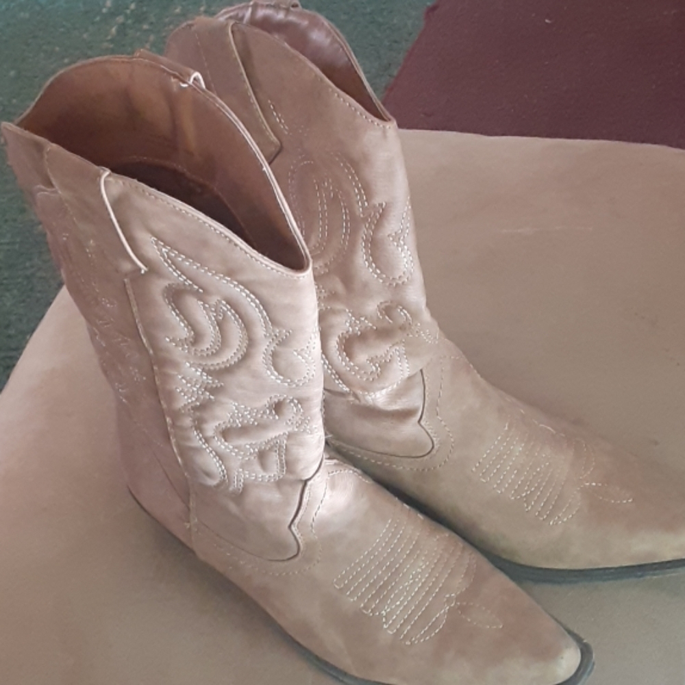 Boots - Picture 2 of 4